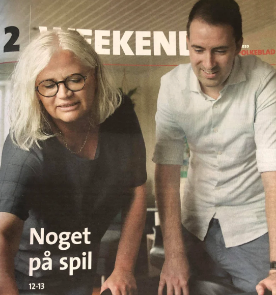 Billede af Anna Østergaard og Jake Inlove fra avisen, hvor de præsenterer spillet.